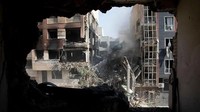 Pemandangan dari ruang keluarga sebuah bangunan residensial yang hancur akibat serangan Israel di Teheran, Iran, Jumat (13/06). MAJID SAEEDI/GETTY IMAGES