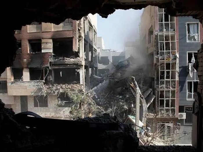 Pemandangan dari ruang keluarga sebuah bangunan residensial yang hancur akibat serangan Israel di Teheran, Iran, pada 13 Juni 2025. (MAJID SAEEDI/GETTY IMAGES)