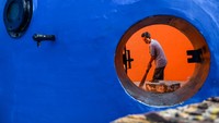 Seorang pekerja menyelesaikan pembangunan biodigester di Pasar Gedebage, Bandung, Jawa Barat, Jumat (20/6/2025) yang ditujukan untuk mengelola sampah organik secara berkelanjutan. ANTARA FOTO/RAISAN AL FARISI
