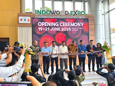 Pembukaan pameran Indowood Expo 2025 di Grand City Hall, Surabaya, Jawa Timur yang dihadiri Direktur Jenderal Industri Agro Kementerian Perindustrian Putu Juli Ardika, Ketua Umum HIMKI Abdul Sobur, Presiden Direktur Dyandra Promosindo Daswar Marpaung