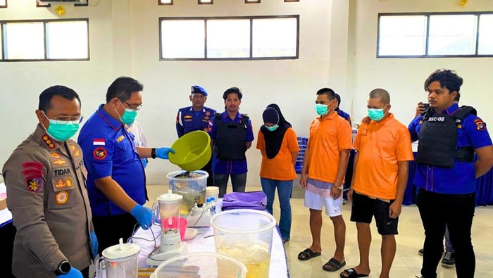 Pemusnahan barang bukti 1,5 kg sabu di depan 3 tersangka di Polda Kaltara.