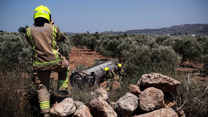 Israeli special force check the apparent remains of a ballistic missile before it will be evacuated from the location it was found lying in northern Israel, following missiles attacks by Iran on Israel, at northernn, Israel June 18, 2025. REUTERS/Gil Eliyahu  ISRAEL OUT. NO COMMERCIAL OR EDITORIAL SALES IN ISRAEL