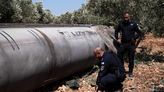 Penampakan Puing-puing Rudal Iran di Wilayah Israel Israeli special force check the apparent remains of a ballistic missile before it will be evacuated from the location it was found lying in northern Israel, following missiles attacks by Iran on Israel, at northernn, Israel June 18, 2025. REUTERS/Gil Eliyahu ISRAEL OUT. NO COMMERCIAL OR EDITORIAL SALES IN ISRAEL