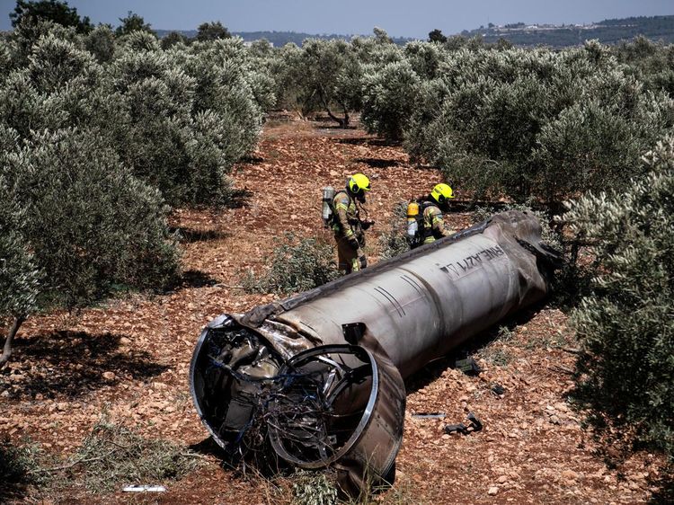 Penampakan Puing-puing Rudal Iran di Wilayah Israel