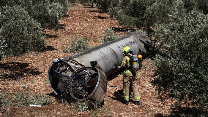 Penampakan Puing-puing Rudal Iran di Wilayah Israel Israeli special force check the apparent remains of a ballistic missile before it will be evacuated from the location it was found lying in northern Israel, following missiles attacks by Iran on Israel, at northernn, Israel June 18, 2025. REUTERS/Gil Eliyahu ISRAEL OUT. NO COMMERCIAL OR EDITORIAL SALES IN ISRAEL