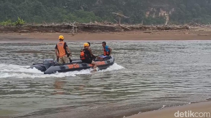 Pencarian korban tenggelam pantai Pacitan
