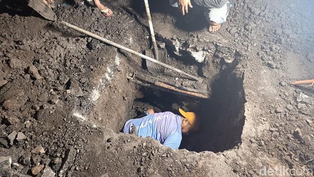 Pengerjaan instalasi air PDAM Makassar di Jalan AP Pettarani. Zulkarnaim/detikSulsel