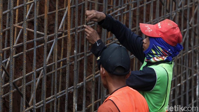 Turap di saluran air kawasan Pamulang, Tangerang Selatan (Tangsel) ditinggikan. Perbaikan turap dengan struktur baru dilakukan untuk mencegah longsornya dinding saluran.
