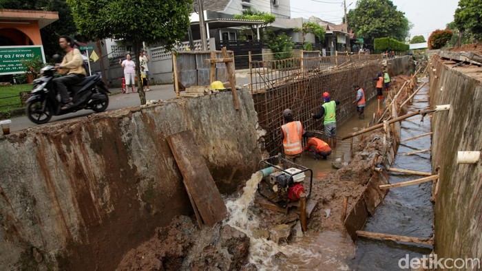 Peninggian Turap di Pamulang Tangsel Dikebut Turap di saluran air kawasan Pamulang, Tangerang Selatan (Tangsel) ditinggikan. Perbaikan turap dengan struktur baru dilakukan untuk mencegah longsornya dinding saluran.