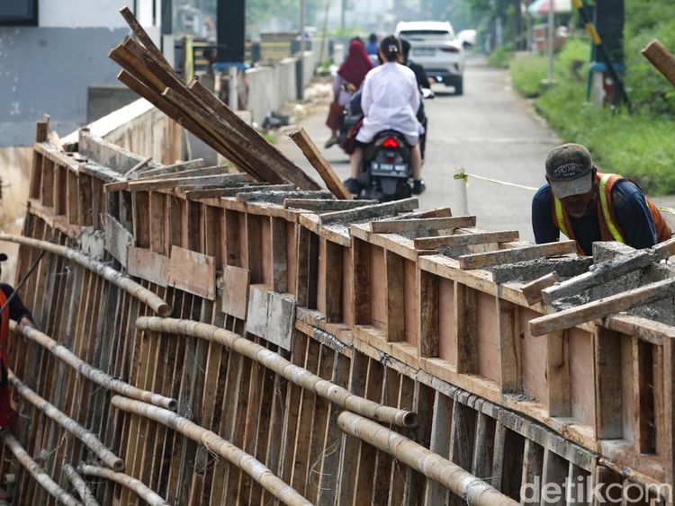 Peninggian Turap di Pamulang Tangsel Dikebut