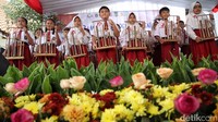 Acara ditutup dengan penampilan angklung dan paduan suara siswa yang membawakan lagu Indonesia Pusaka secara harmonis.  