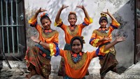 Anak-anak menampilkan Tari Ondel-ondel dengan penuh semangat, membuktikan kecintaan mereka terhadap budaya daerah.