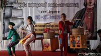 Balutan busana adat Betawi, Jawa, hingga Minangkabau mewarnai panggung sederhana dalam pertunjukan seni anak-anak Jakarta.
