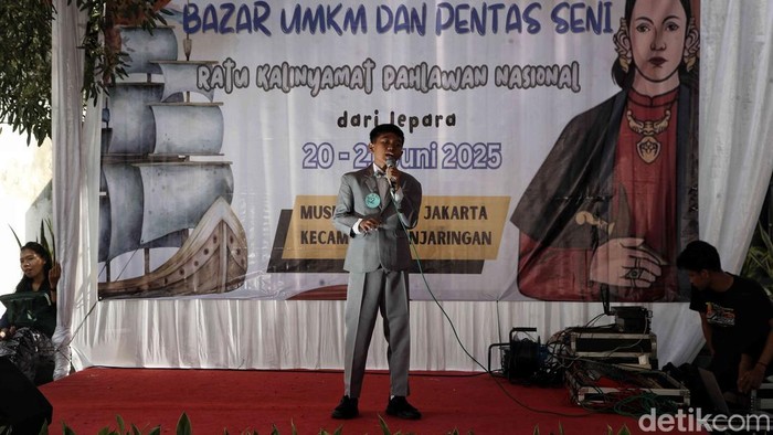 Museum Bahari jadi panggung semarak pentas seni HUT ke-498 Jakarta. Siswa SD tampilkan tarian, lagu daerah, hingga pantomim penuh pesan budaya.