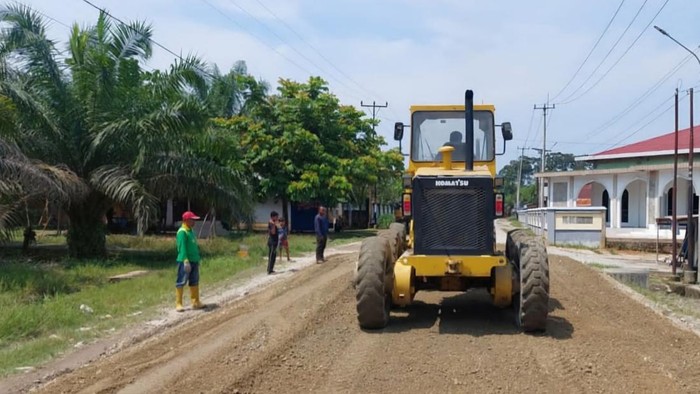 Perbaikan jalan di Indragiri Hulu. (Foto: Dok Diskominfotik Riau)
