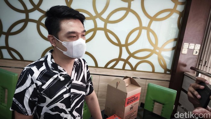 Perwakilan Manajemen Ayam Goreng Widuran, Victor, saat ditemui di Rumah Makan Ayam Goreng Widuran, Kota Solo, Jumat (20/6/2025).