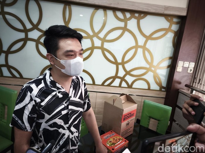 Perwakilan Manajemen Ayam Goreng Widuran, Victor, saat ditemui di Rumah Makan Ayam Goreng Widuran, Kota Solo, Jumat (20/6/2025).
