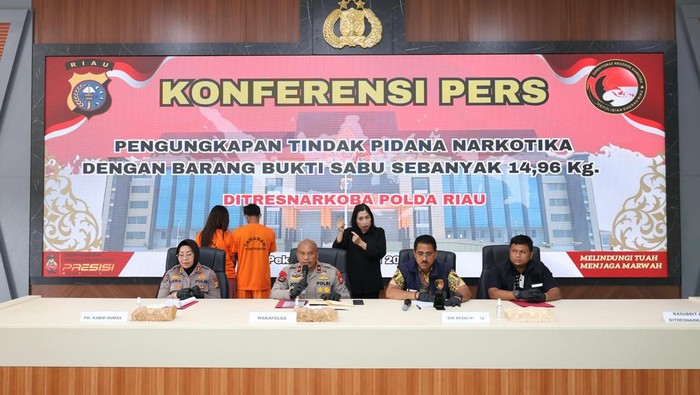 Polda Riau menggagalkan peredaran 14,96 kilogram sabu di Kabupaten Siak, pada Jumat (20/6/2025). Dalam kasus ini polisi mengamankan dua orang tersangka.