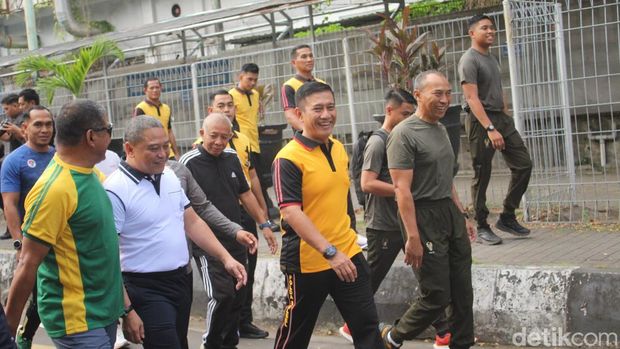 Polda Sulsel menggelar jalan sehat dalam rangka HUT ke-79 Bhayangkara.