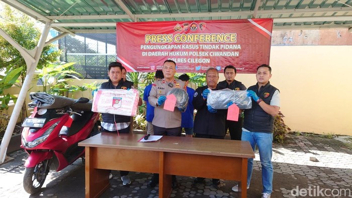 Polisi menangkap dua pelaku pencurian barang dari truk di Ciwandan, Cilegon, Banten.  (M Iqbal/detikcom).
