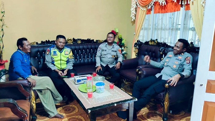 Polisi mendatangi rumah guru yang dikabarkan kabur dari rumah