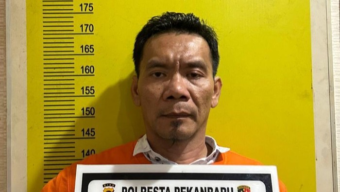 Polresta Pekanbaru, Riau membongkar kuburan limbah medis B3 di Jalan Beringin 2, pada Kamis (19/6/2025).