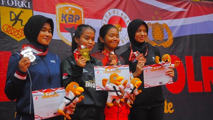 Polwan Satuan Brimob Polda Metro Jaya, Bripda Kayla menyabet medali perak dalam kejuaan karate di ajang Kejuaraan Karate Piala Kapolri Tahun 2025. (dok.Istimewa)