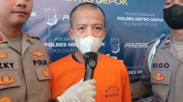 Pria berinisial RR (33) ditangkap polisi saat menjalankan aksinya menjadi kurir narkoba jenis sabu di Cipayung, Kota Depok. (Devi/detikcom)