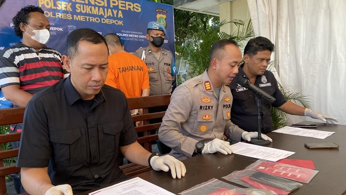 Pria berinisial RR (33) ditangkap polisi saat menjalankan aksinya menjadi kurir narkoba jenis sabu di Cipayung, Kota Depok. (Devi/detikcom)