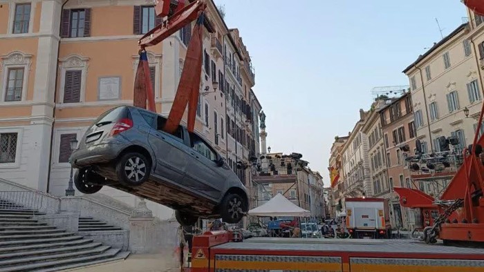 Proses evakuasi mobil yang terjebak di Tangga Spanyol nan iknoik di Roma, Italia