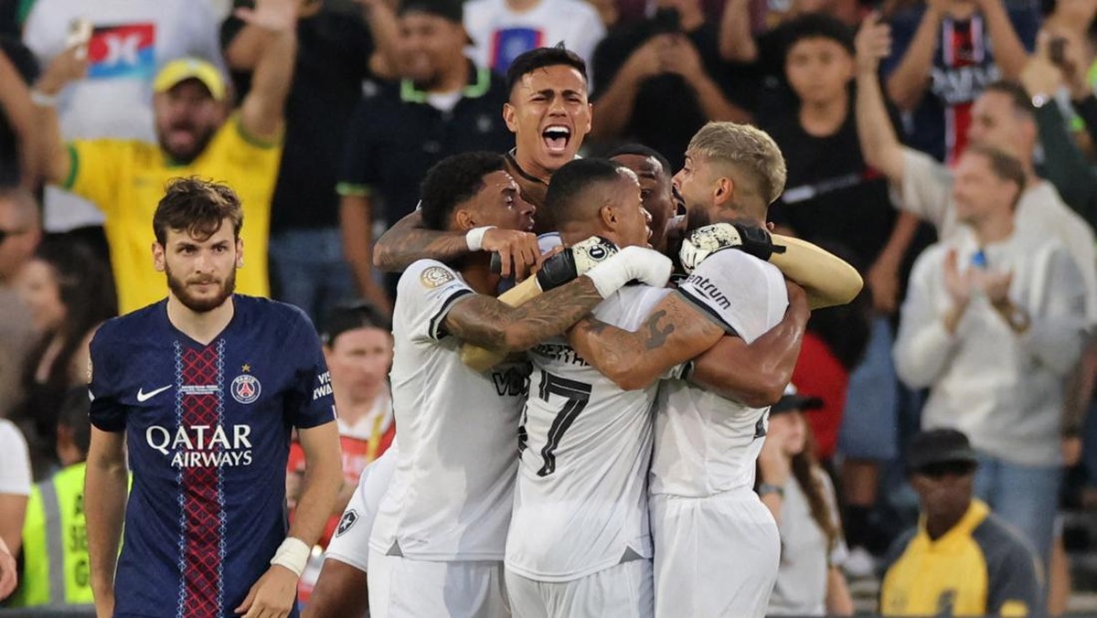 Pemain PSG Khvicha Kvaratskhelia (kiri) melewati para pemain Botafogo yang merayakan kemenangan usai laga. Foto: REUTERS/DANIEL COLE