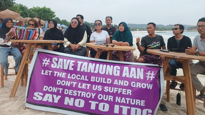 Puluhan warga pemilik warung di Pantai Tanjung Aan, Desa Sengkol, Kecamatan Pujut, Lombok Tengah, menggelar konferensi pers, Jumat (20/6/2025) sebagai bentuk perlawanan rencana penggusuran ITDC. (Edi Suryansyah/detikBali)