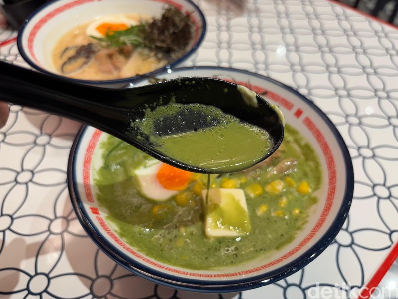 Nekat Nyobain Ramen Kuah Matcha, Gimana Ya Rasanya?