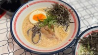Seporsi Paitan Ramen Original harganya Rp 42.000. Isiannya ada mi, potongan ayam, irisan daun bawang dan nori, telur rebus, dan kaldu tentunya. Foto: Tim detikfood