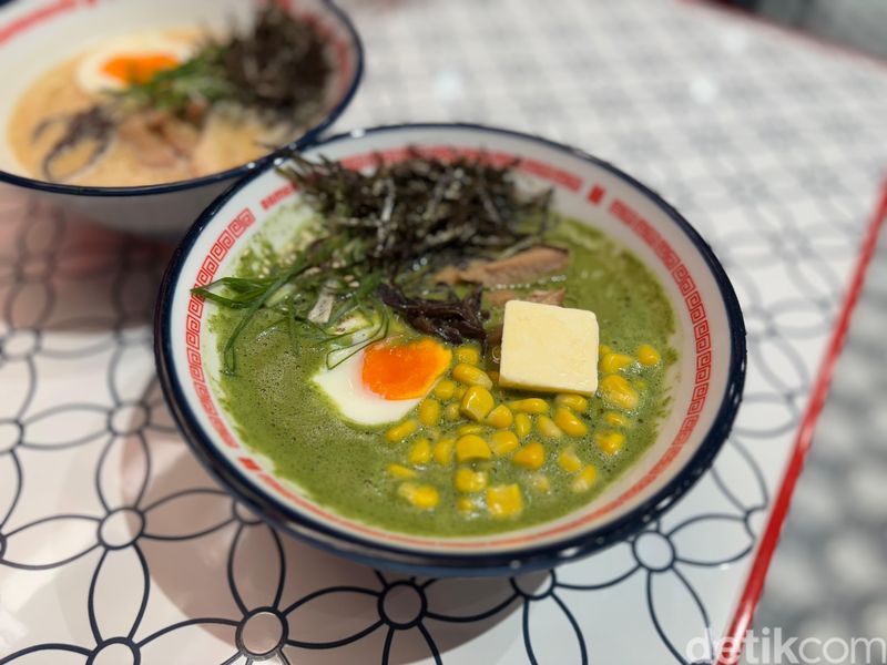 Nekat Nyobain Ramen Kuah Matcha, Gimana Ya Rasanya?