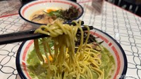 Jenis mi yang digunakan sama dengan Paitan Ramen Original. Kuah matcha ternyata tak memengaruhi banyak warna mi, hanya sedikit kehijauan sebab kaldunya menempel pada mi saja. Foto: Tim detikfood