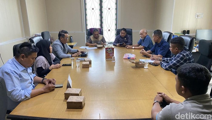 Rapat dengar pendapat Komisi III DPRD Parepare terkait aduan warga mobilnya disita debt collector.