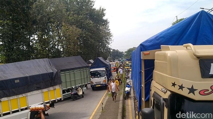 Ratusan truk diparkir di dua jalur Pantura Alas Roban, Subah, Kabupaten Batang, dalam aksi demo tolak zero ODOL, Jumat (20/6/2025).