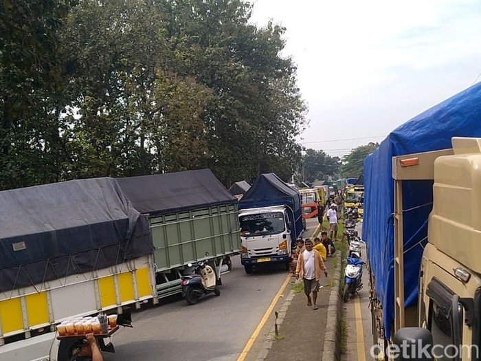 Ratusan truk diparkir di dua jalur Pantura Alas Roban, Subah, Kabupaten Batang, dalam aksi demo tolak zero ODOL, Jumat (20/6/2025).