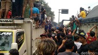 Aksi blokade jalur Pantura Batang ini sejak pukul 08.30 WIB. Semakin siang, truk yang datang semakin banyak hingga menutup jalur dua arah.