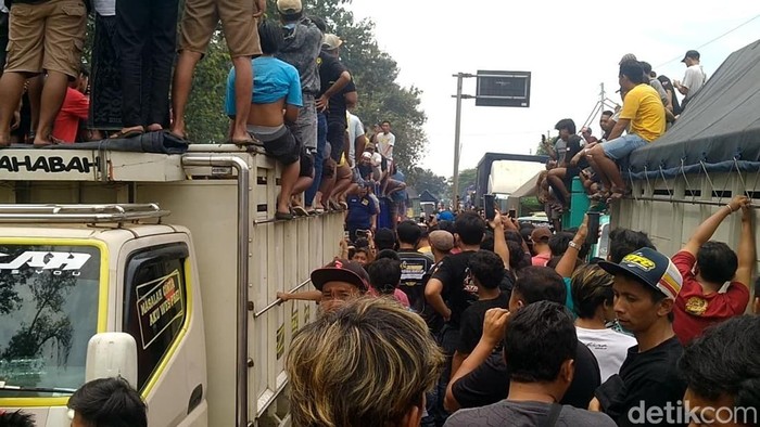 Ratusan Truk Demo ODOL Blokade Pantura Batang Massa sopir dan awak truk demo menolak aturan soal over dimension over load (ODOL) dengan memblokade jalur Pantura Alas Roban, Subah, Batang, Jumat (20/6/2025).