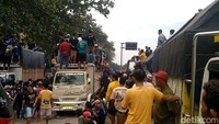 Aksi demo sopir truk ini dipusatkan di depan Jembatan Timbang Subah. Massa meminta agar peraturan soal ODOL tidak diberlakukan karena memberatkan mereka.