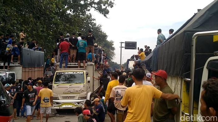 Massa sopir dan awak truk demo menolak aturan soal over dimension over load (ODOL) dengan memblokade jalur Pantura Alas Roban, Subah, Batang, Jumat (20/6/2025).