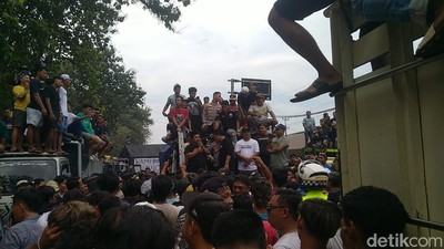 Bejibun Truk Blokade Pantura Alas Roban Batang Tolak Zero ODOL