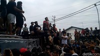 Para sopir truk meminta Bupati dan DPRD Batang untuk hadir ke lokasi demo.