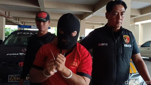 Polda NTB menggelar rekonstruksi kasus  prostitusi online siswi SD hingga melahirkan, Jumat (20/6/2025). (Foto: Abdurrasyid Efendi/detikBali).