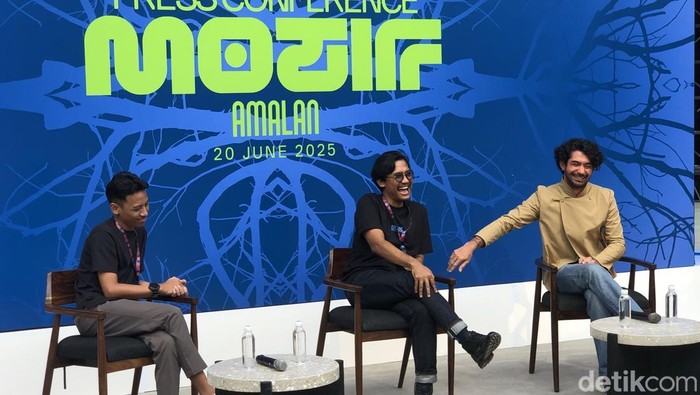 Aktor kenamaan, Reza Rahadian menjelaskan makna karyanya di Pembukaan Artjog 2025 di JNM, Kota Jogja, Jumat (20/6).