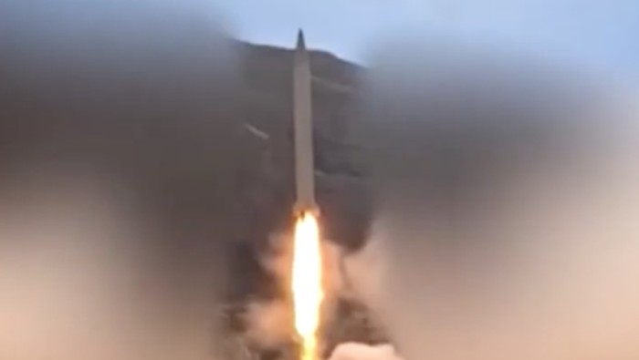 Rudal-rudal Iran Ditembakkan ke Israel.

Kantor berita Iran, WANA, merilis video tersebut pada Jumat (20/6).