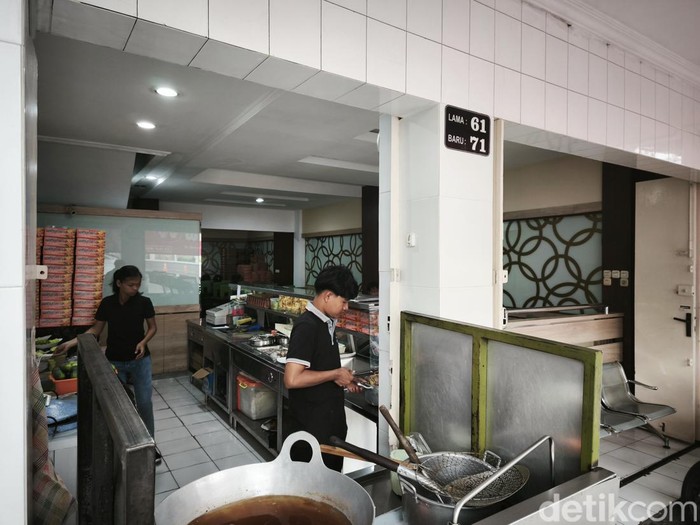Rumah makan Ayam Goreng Widuran Solo buka lagi mulai Jumat (20/6/2025). Rumah makan ini  sempat tutup hampir sebulan gegara polemik menu nonhalal.