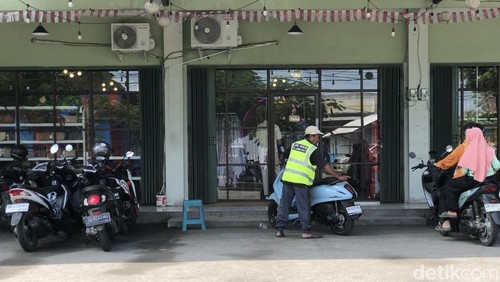 Salah satu lokasi titik parkir pada pusat perbelanjaan di Kecamatan Gerung, Lombok Barat, Jumat (20/6/2025) (M. Zahiruddin/detikBali)
